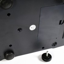 Detalhe da parte inferior da balança, pés ajustáveis e compartimento da bateria